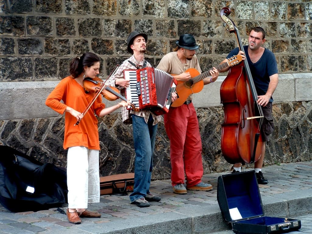 Music_band_in_Montmartre.jpg
